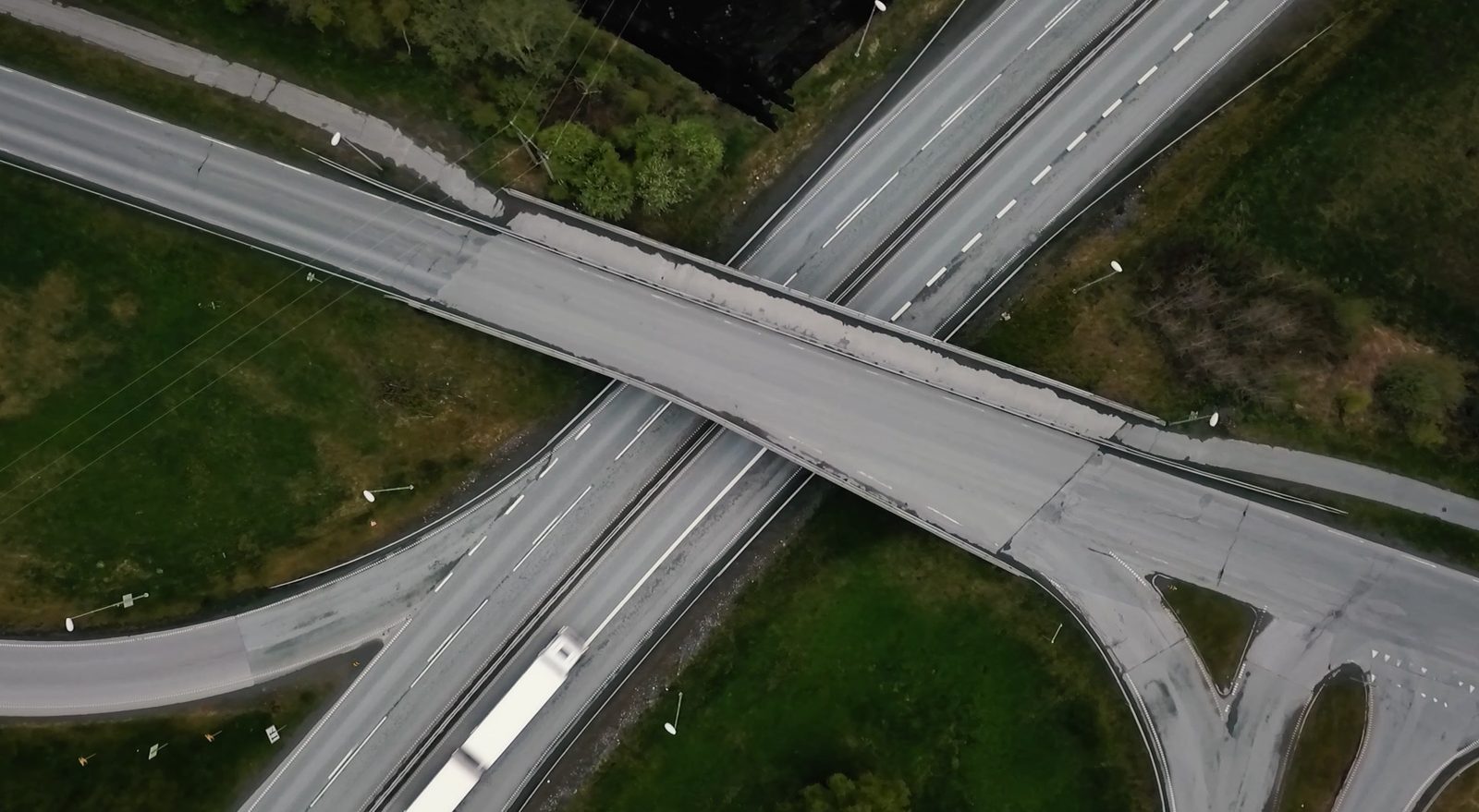 Flyfoto av en motorveiovergang med trafikk